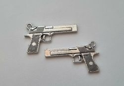 2 st silverfärgade pistoler, minipistoler, miniatyrer