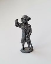 Detaljerad liten figur i tenn / musketör i tenn / miniatyr