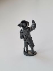 Detaljerad liten figur i tenn / musketör i tenn / miniatyr