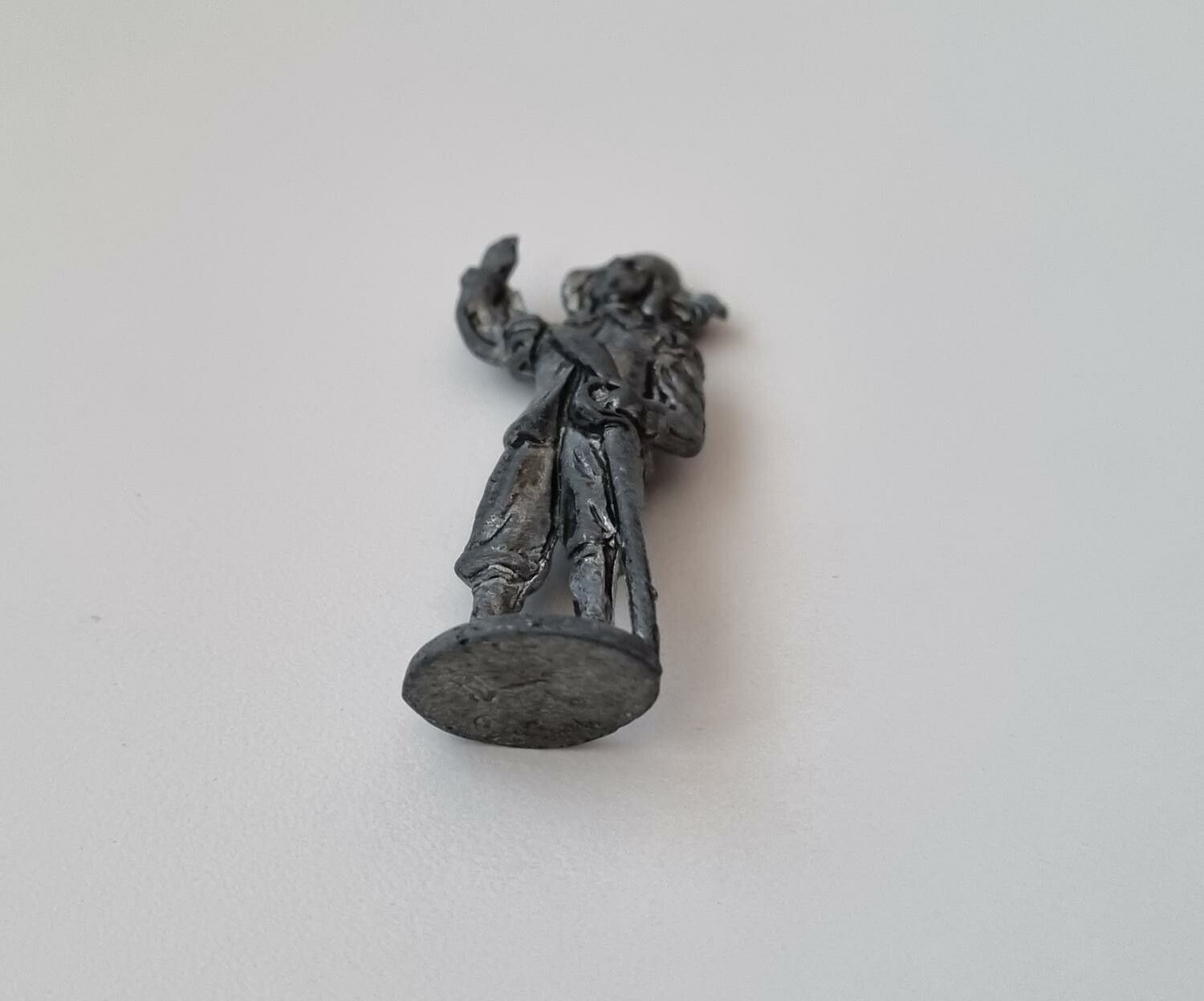 Detaljerad liten figur i tenn / musketör i tenn / miniatyr