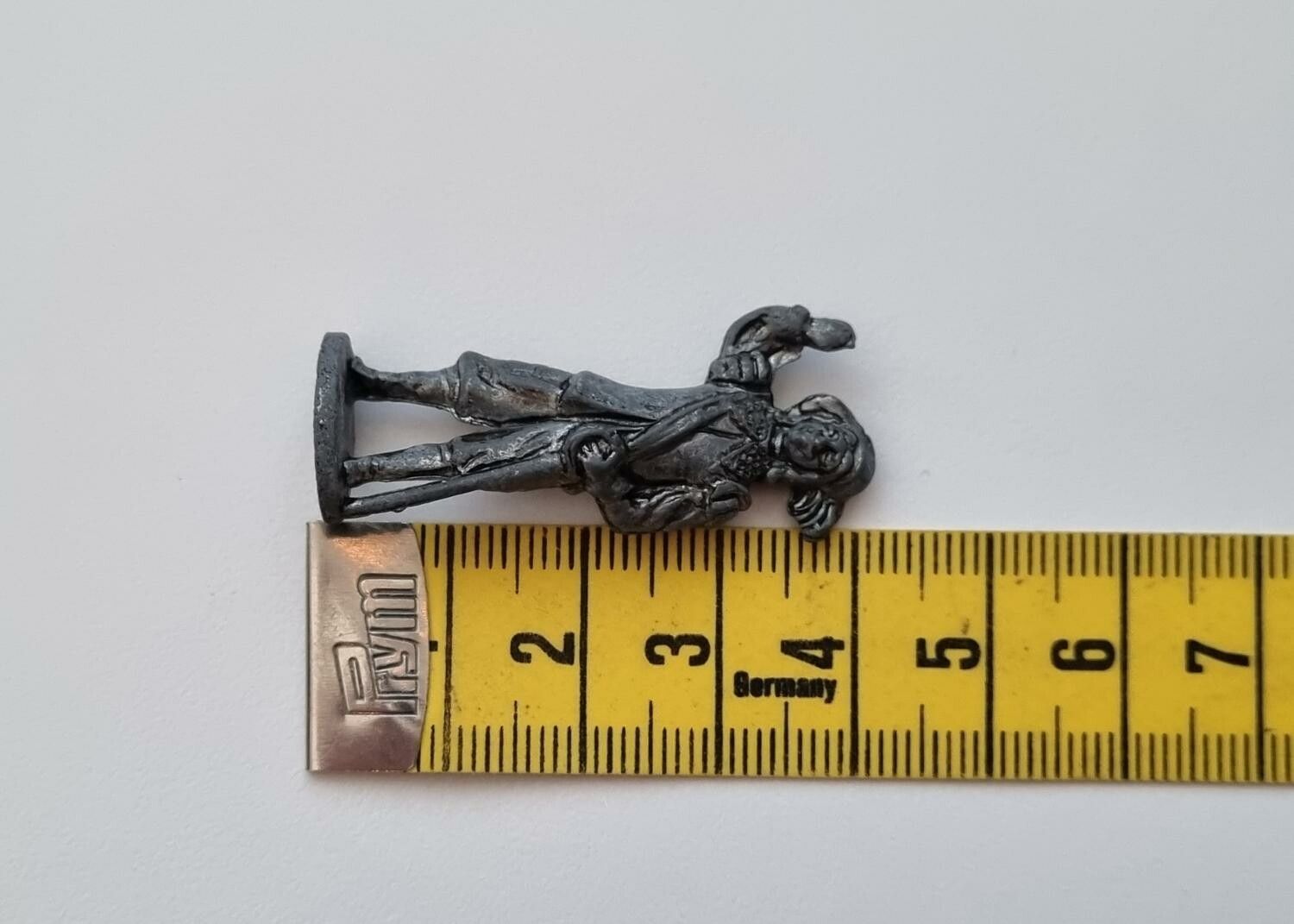 Detaljerad liten figur i tenn / musketör i tenn / miniatyr
