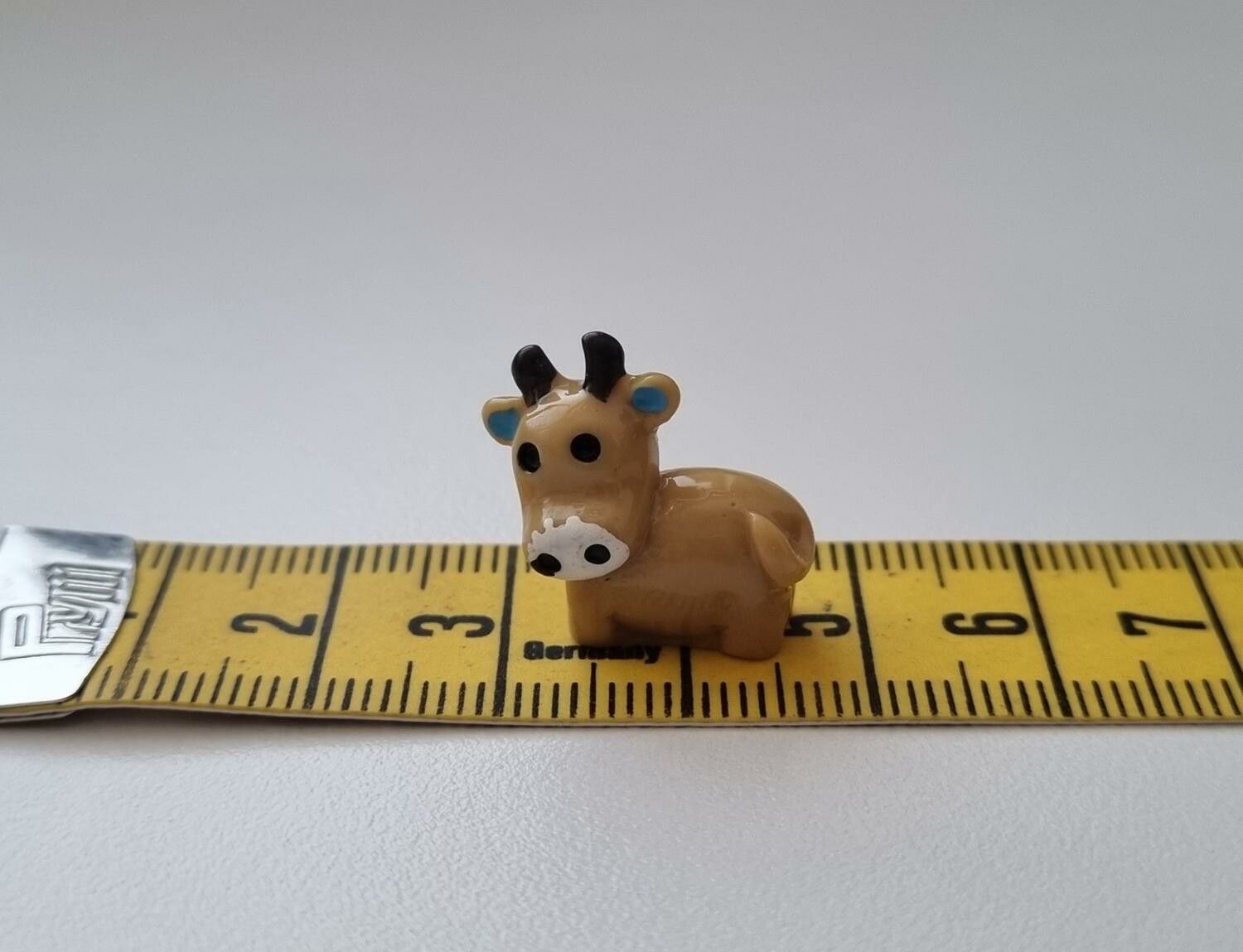 Gullig liten brun ko / kossa, miniatyr