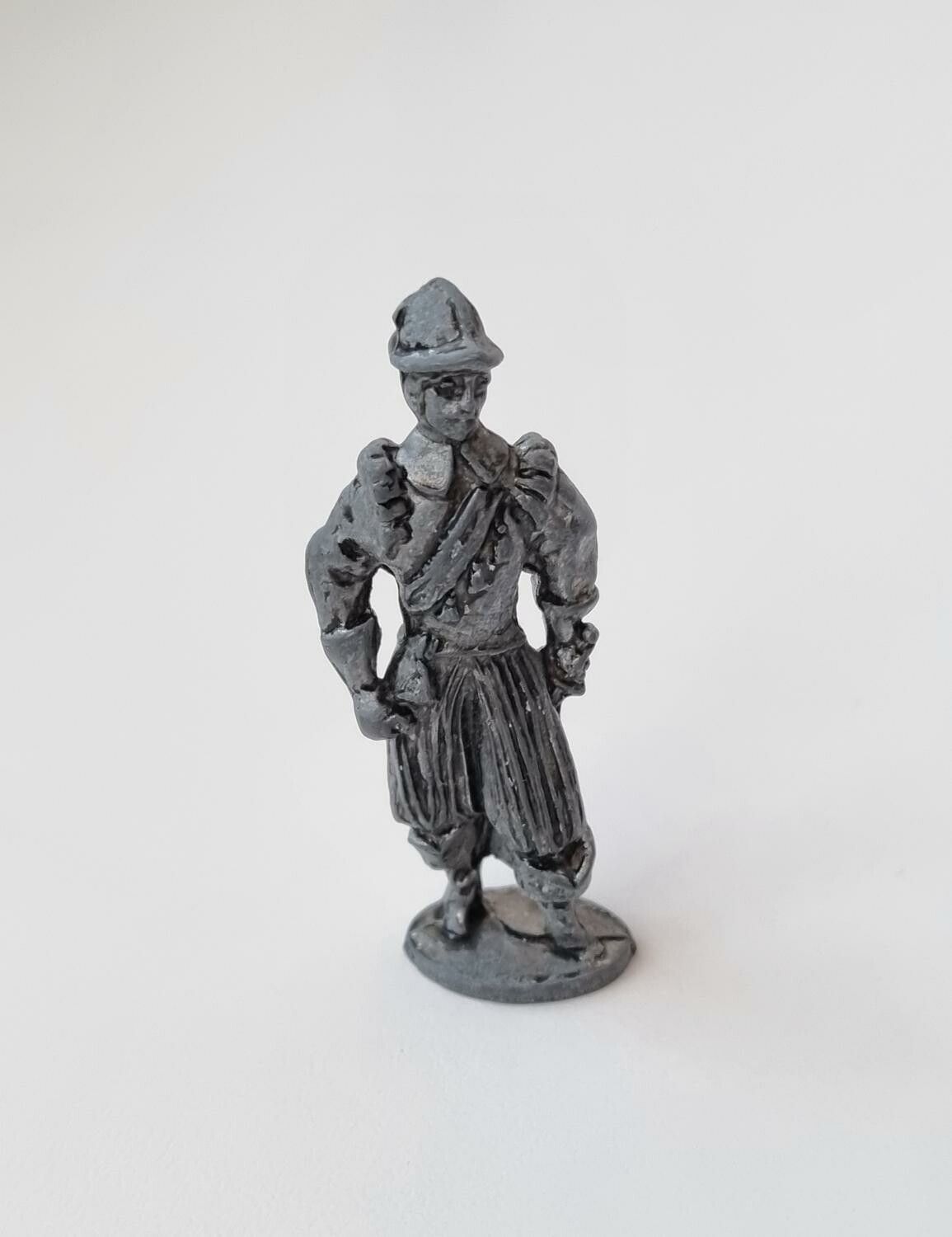 Detaljerad liten figur i tenn / musketör i tenn / miniatyr