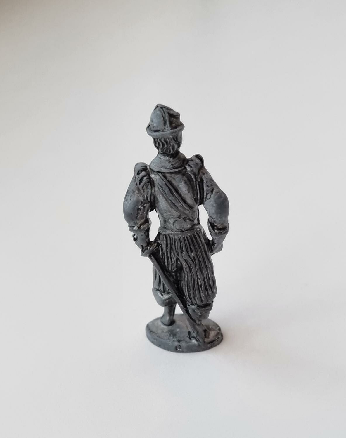 Detaljerad liten figur i tenn / musketör i tenn / miniatyr