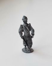Detaljerad liten figur i tenn / musketör i tenn / miniatyr