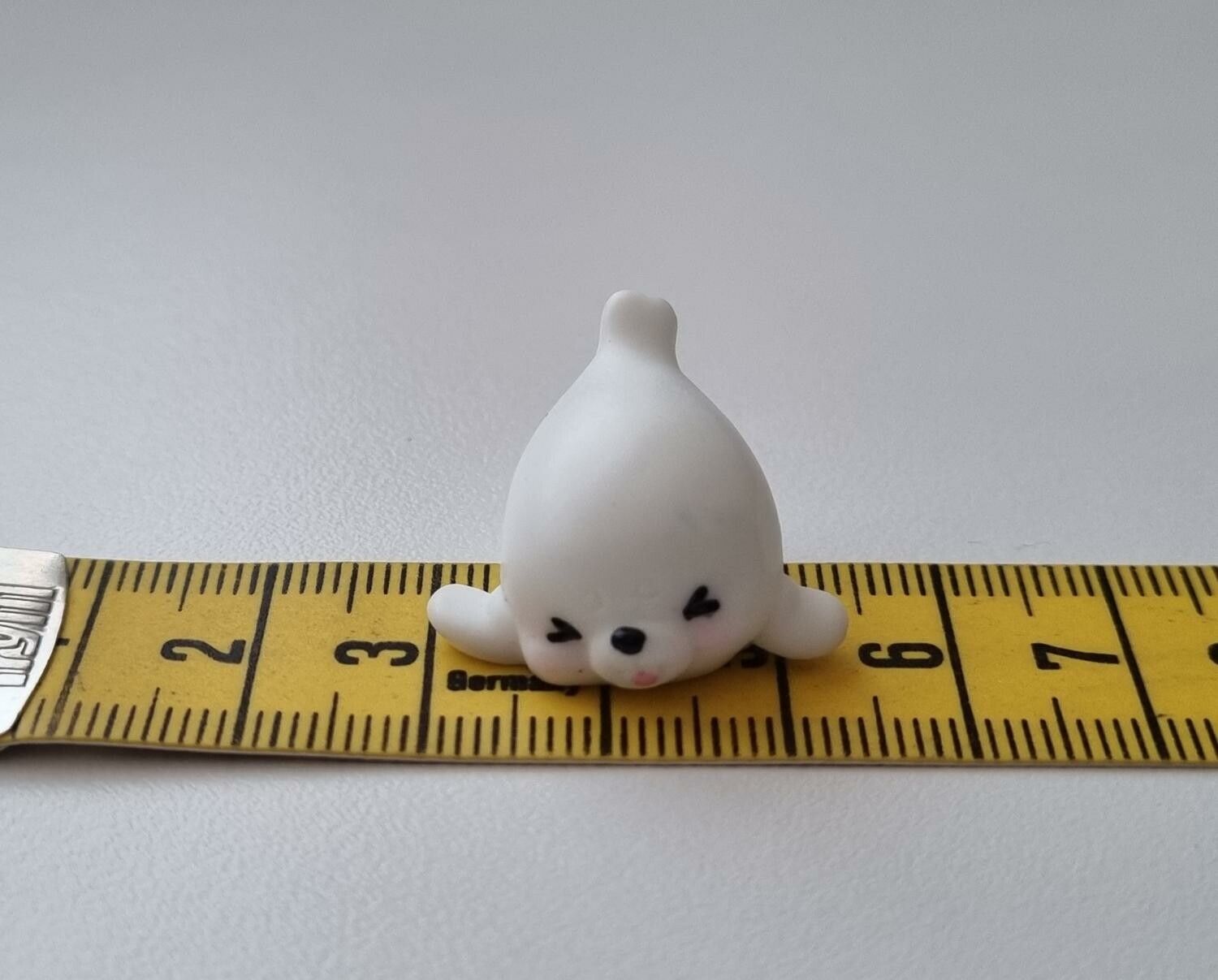 Gullig liten vit säl, miniatyr