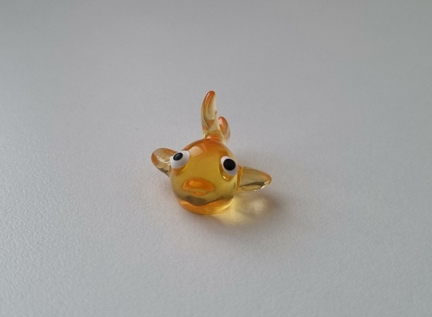 Handmålad liten gul fisk, miniatyr