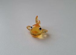 Handmålad liten gul fisk, miniatyr