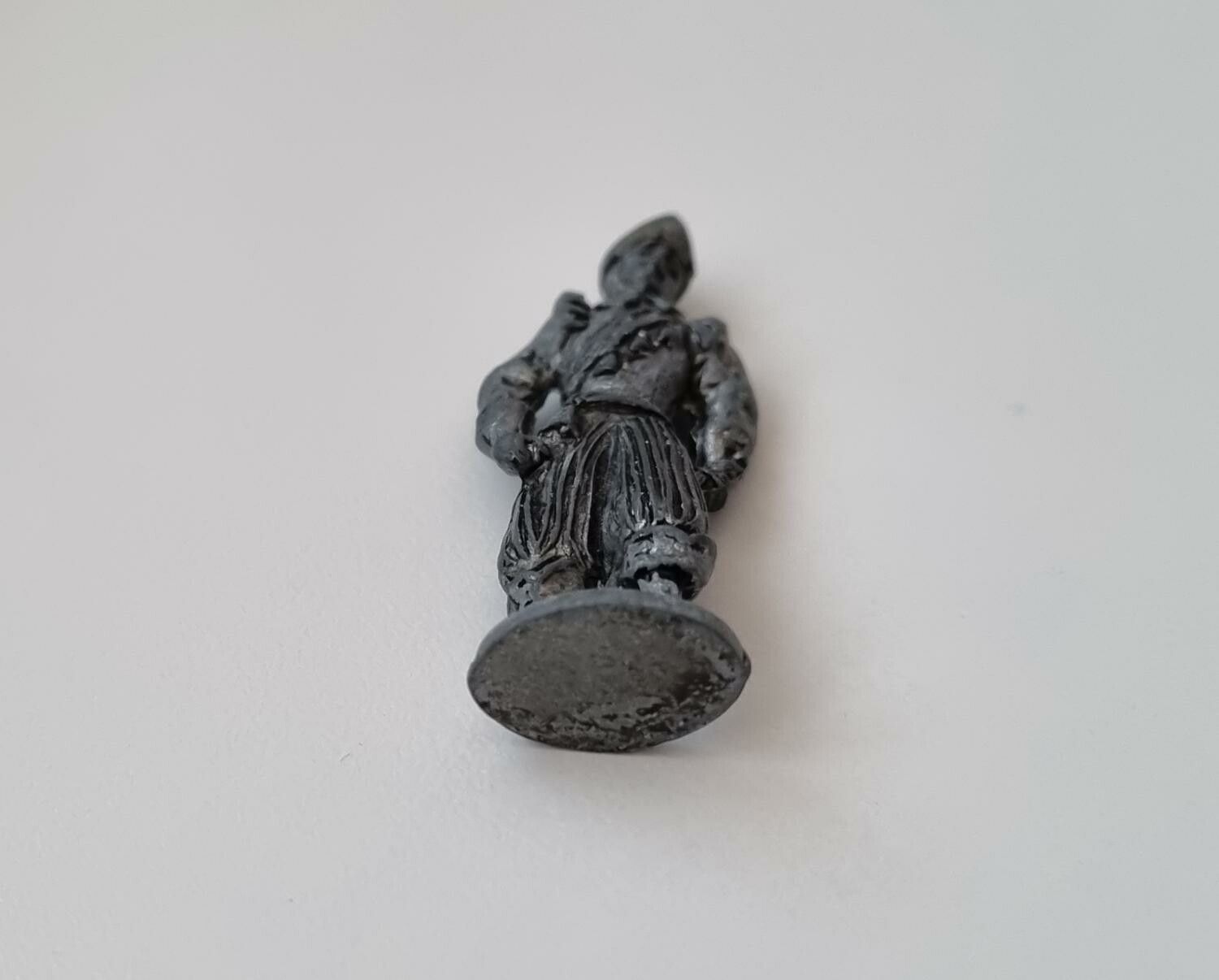 Detaljerad liten figur i tenn / musketör i tenn / miniatyr