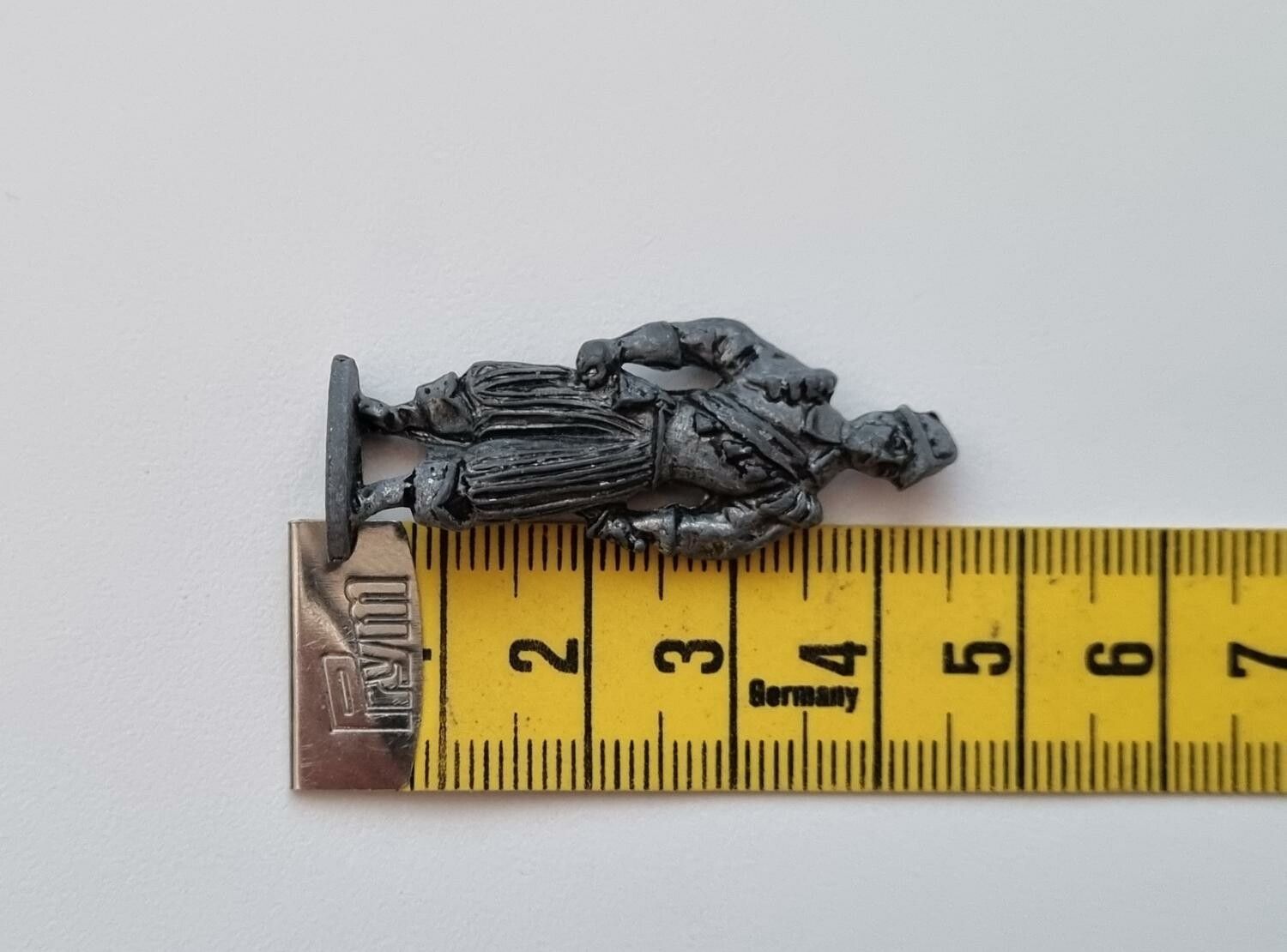 Detaljerad liten figur i tenn / musketör i tenn / miniatyr