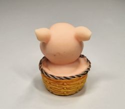 1 st liten gris, miniatyrgris i en korg