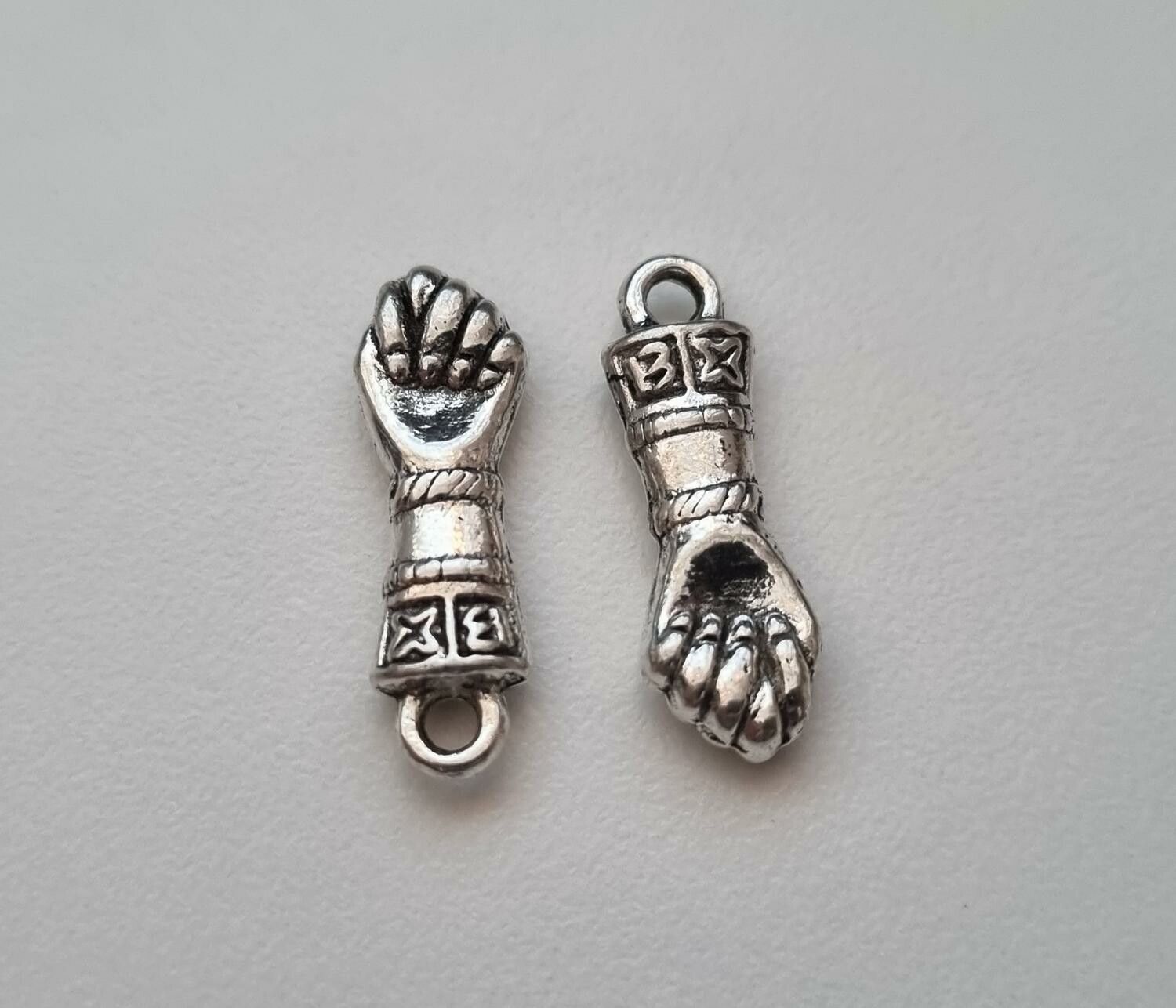 2 st händer / handskar. Berlocker Charms Miniatyrer