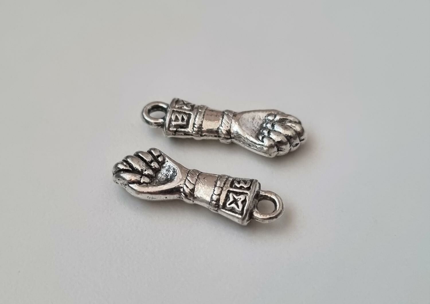 2 st händer / handskar. Berlocker Charms Miniatyrer