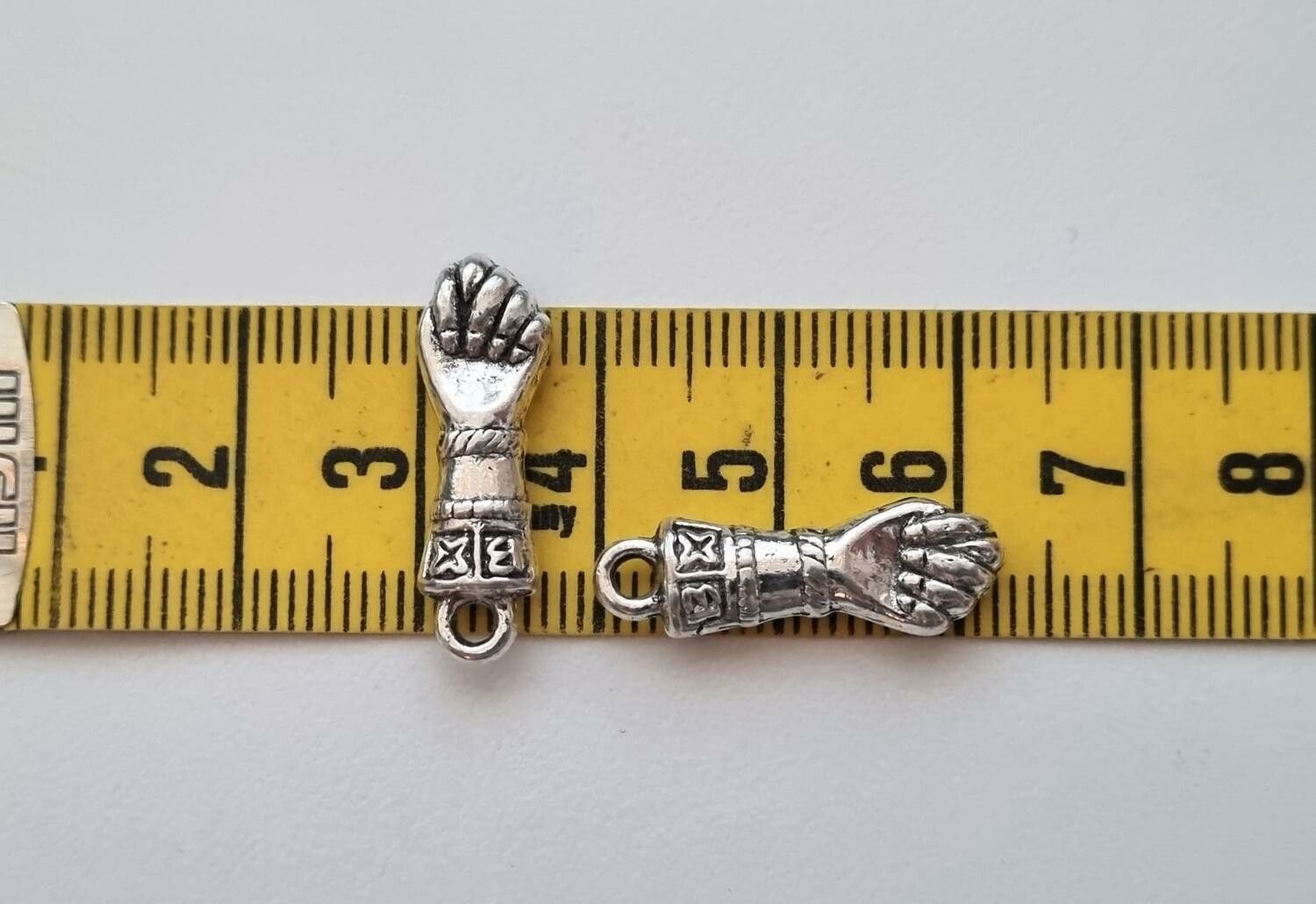 2 st händer / handskar. Berlocker Charms Miniatyrer