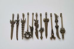 11 st små vapen, minivapen berlocker / charms / miniatyrer