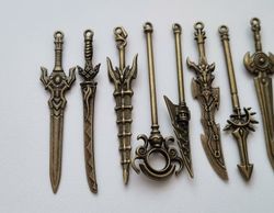 11 st små vapen, minivapen berlocker / charms / miniatyrer