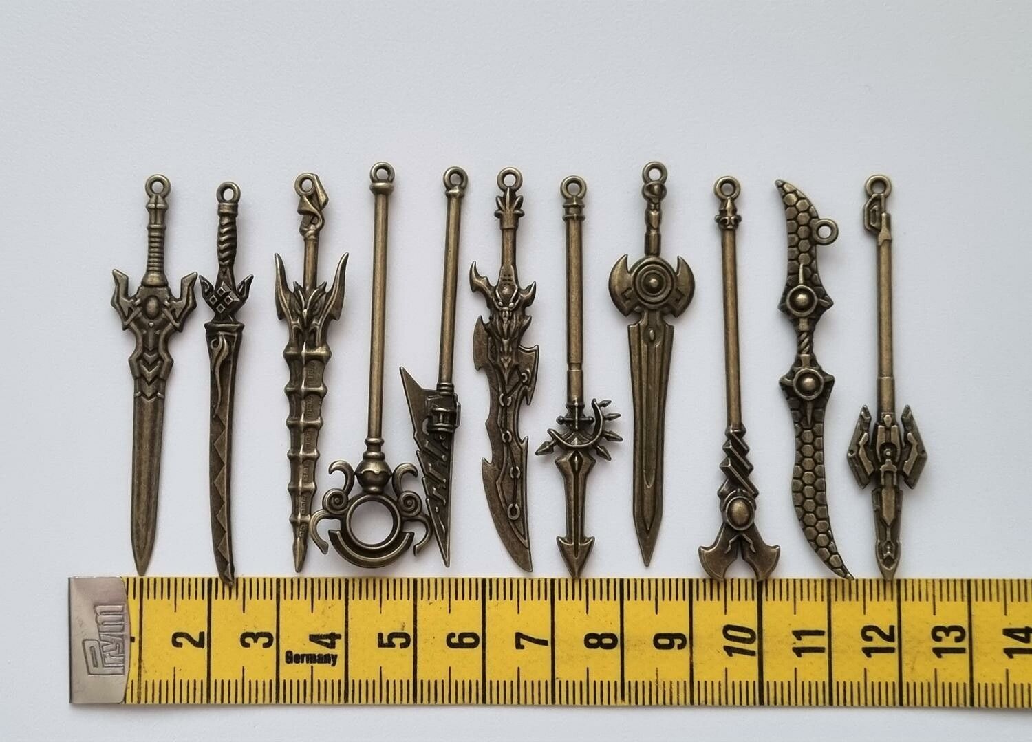 11 st små vapen, minivapen berlocker / charms / miniatyrer