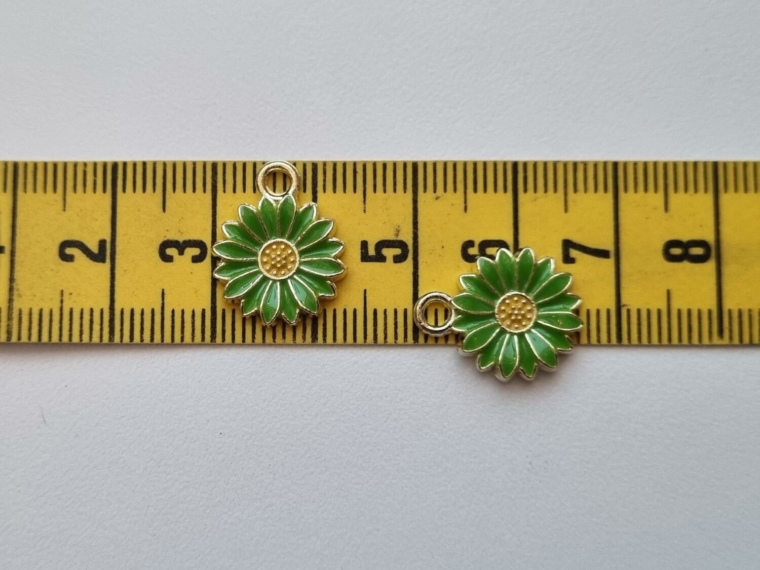 Vackra gröna somriga blommor, berlocker hängen