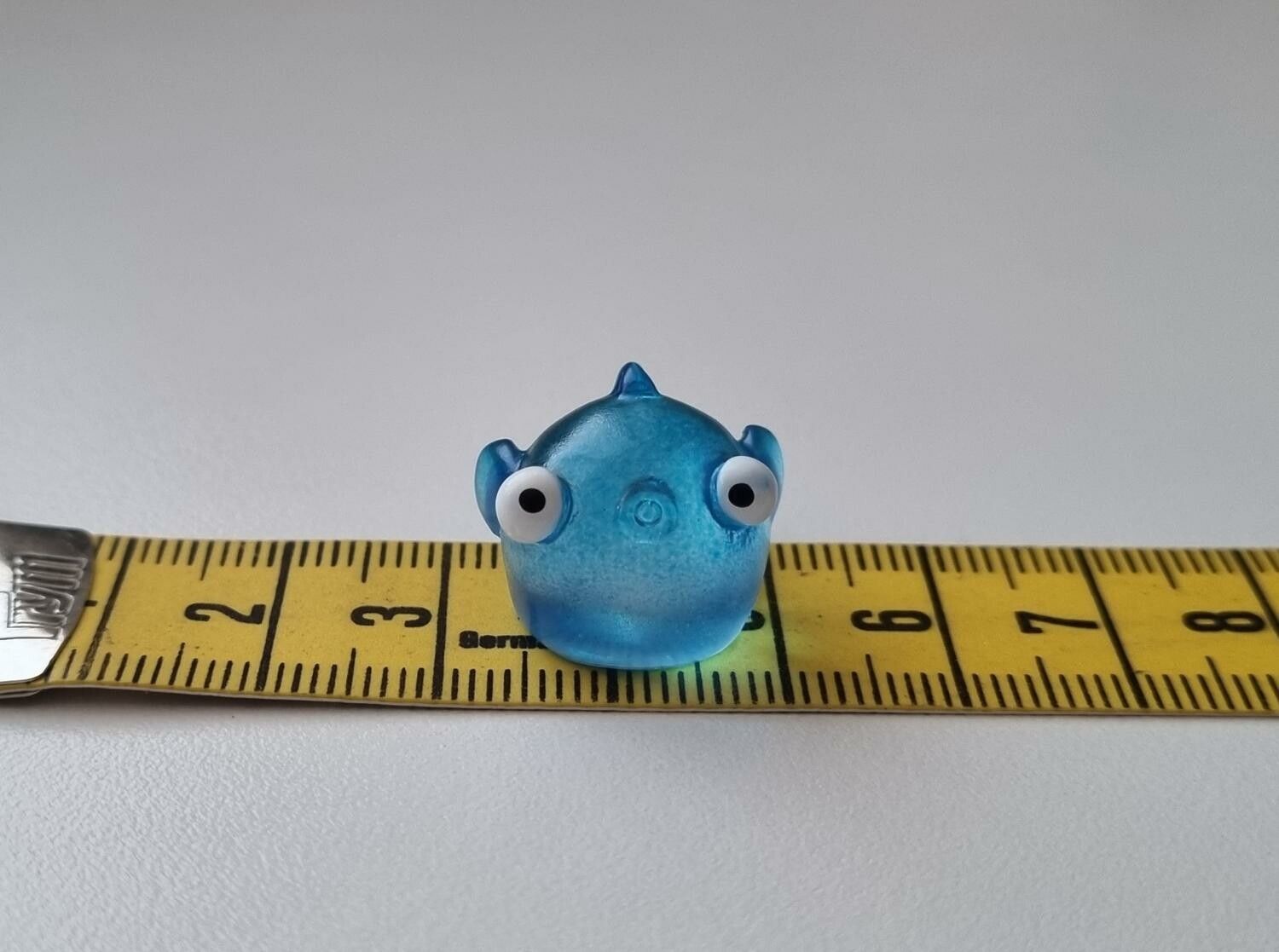 Handmålad liten blå fisk, miniatyr