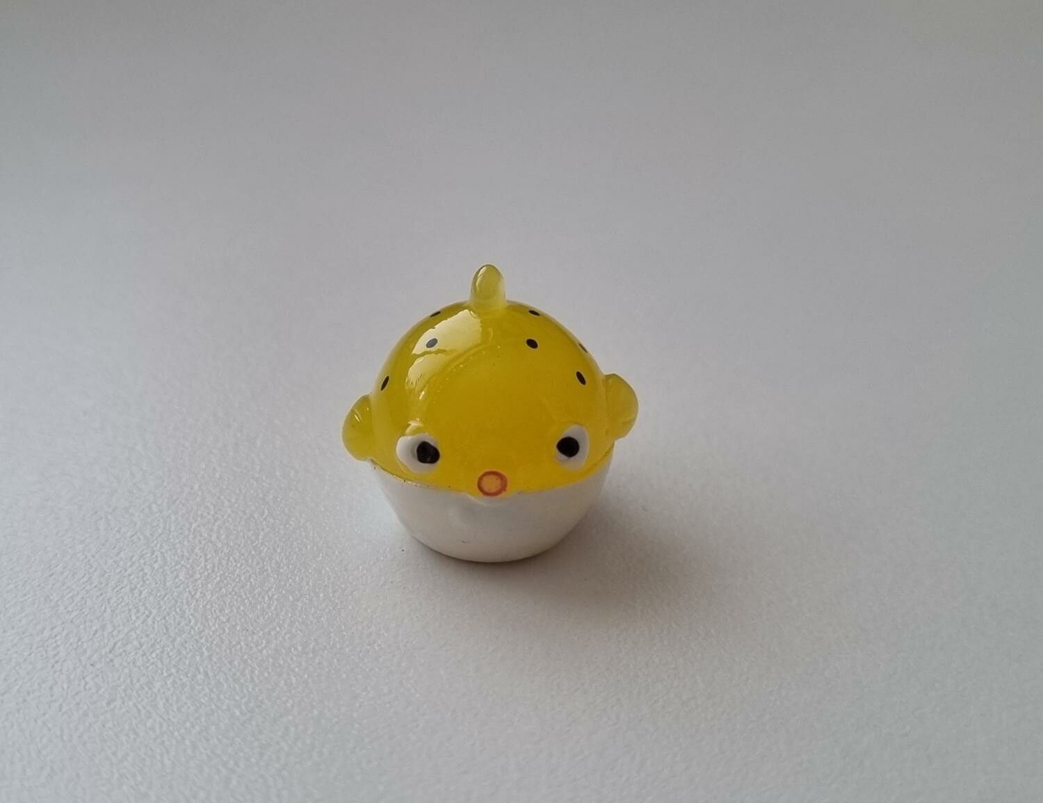 Handmålad liten gul blåsfisk, miniatyr
