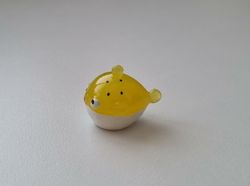 Handmålad liten gul blåsfisk, miniatyr