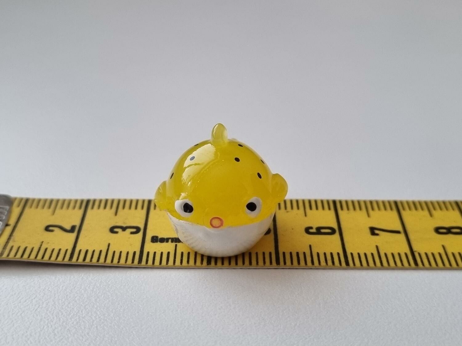Handmålad liten gul blåsfisk, miniatyr