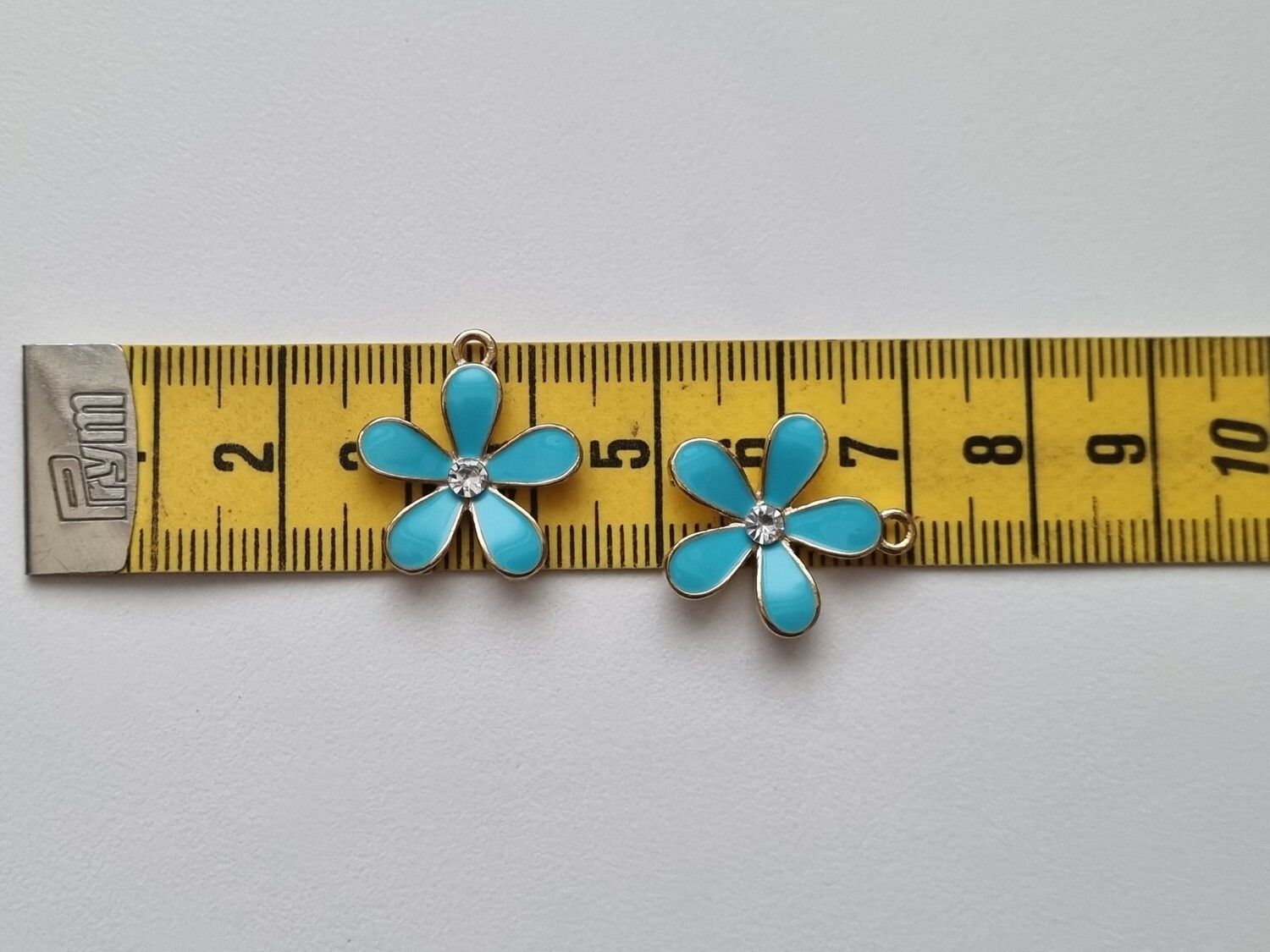 Vackra blå somriga blommor, berlocker hängen