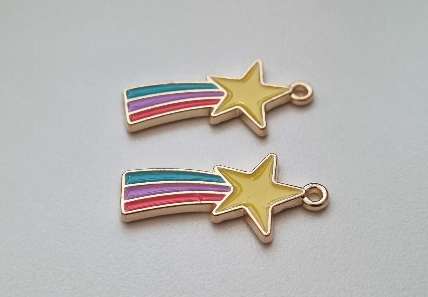 2 st stjärnor med regnbågssvans. Berlock / charm