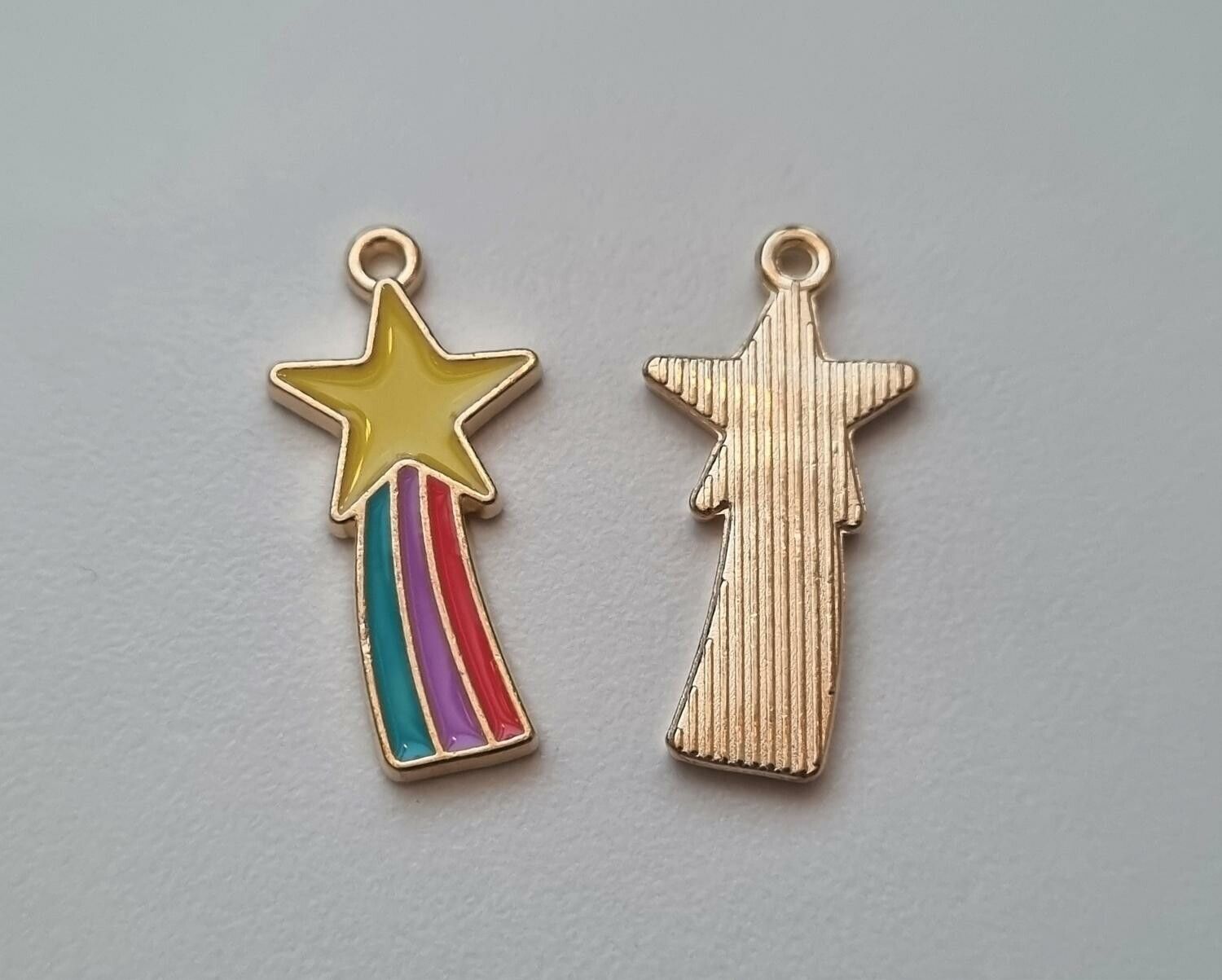 2 st stjärnor med regnbågssvans. Berlock / charm