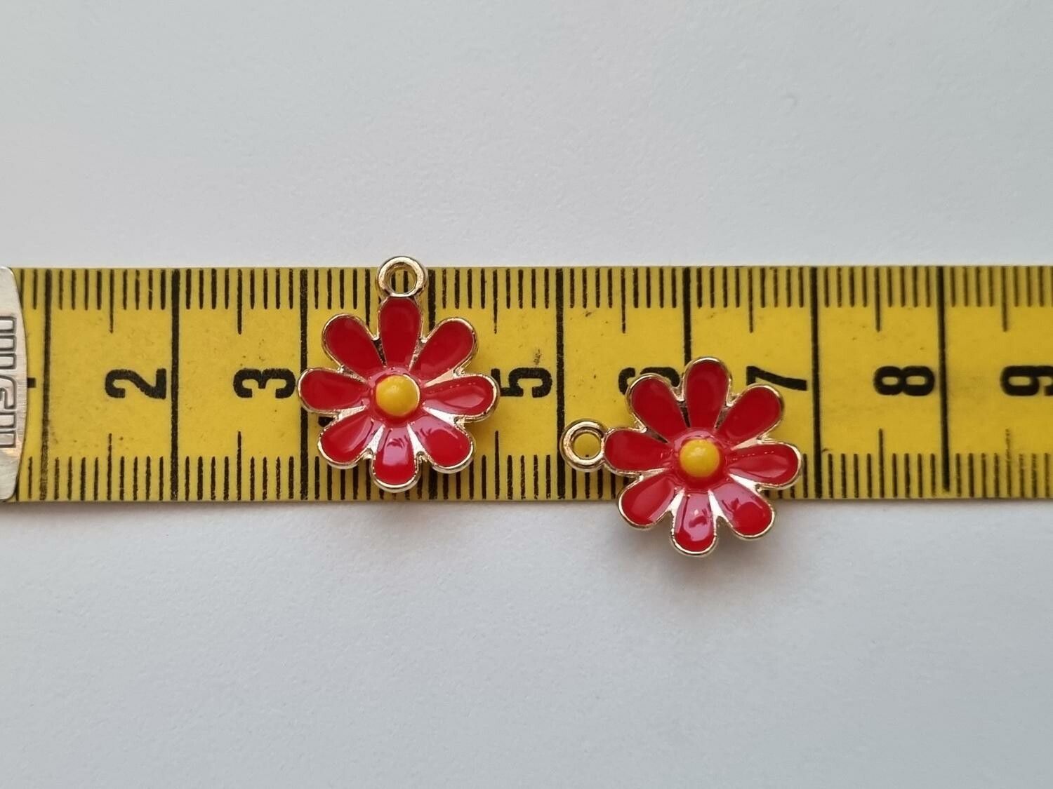 Vackra röda somriga blommor, berlocker hängen