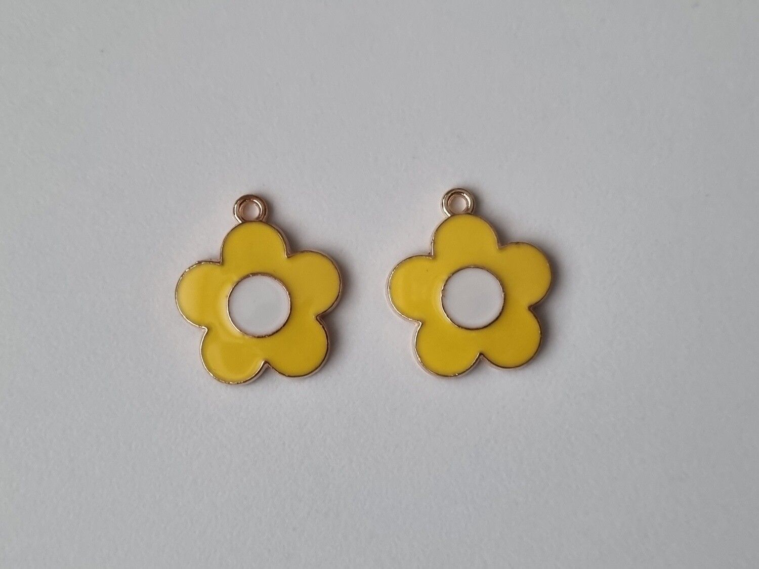 Vackra gula somriga blommor, berlocker hängen