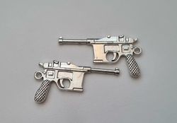 2 st silverfärgade pistoler, minipistoler, miniatyrer