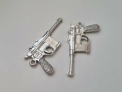 2 st silverfärgade pistoler, minipistoler, miniatyrer