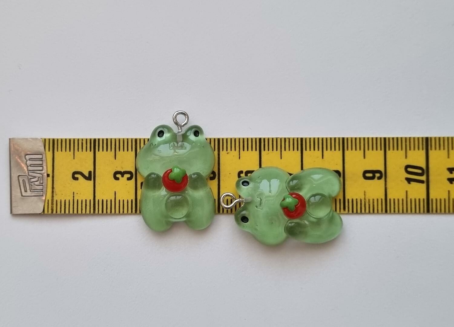 2 st söta grodor / grodberlocker, hängen för smyckestillverkning