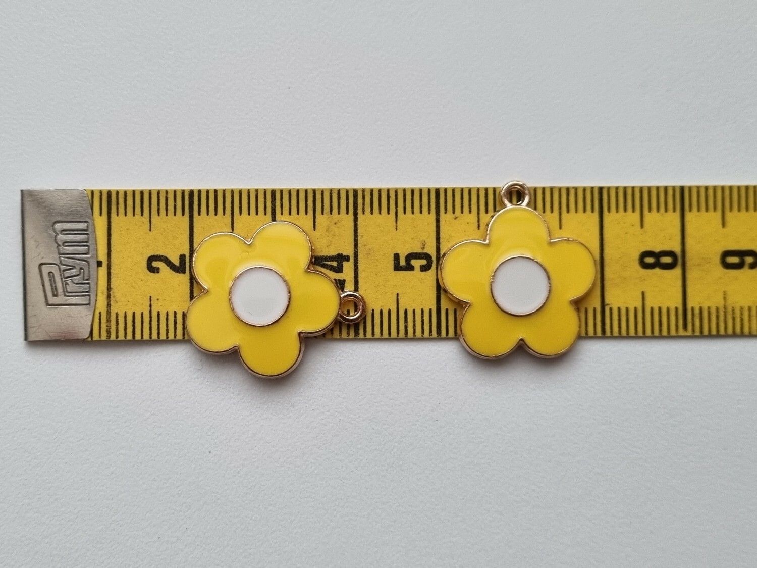 Vackra gula somriga blommor, berlocker hängen