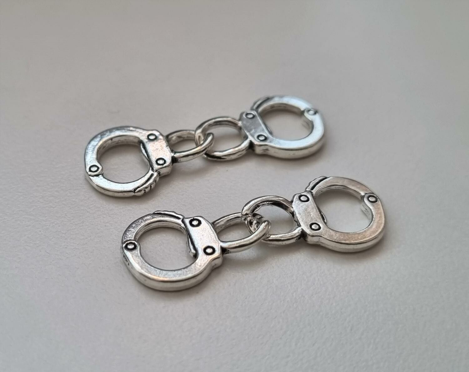 2 st berlocker, charms - Handbojor