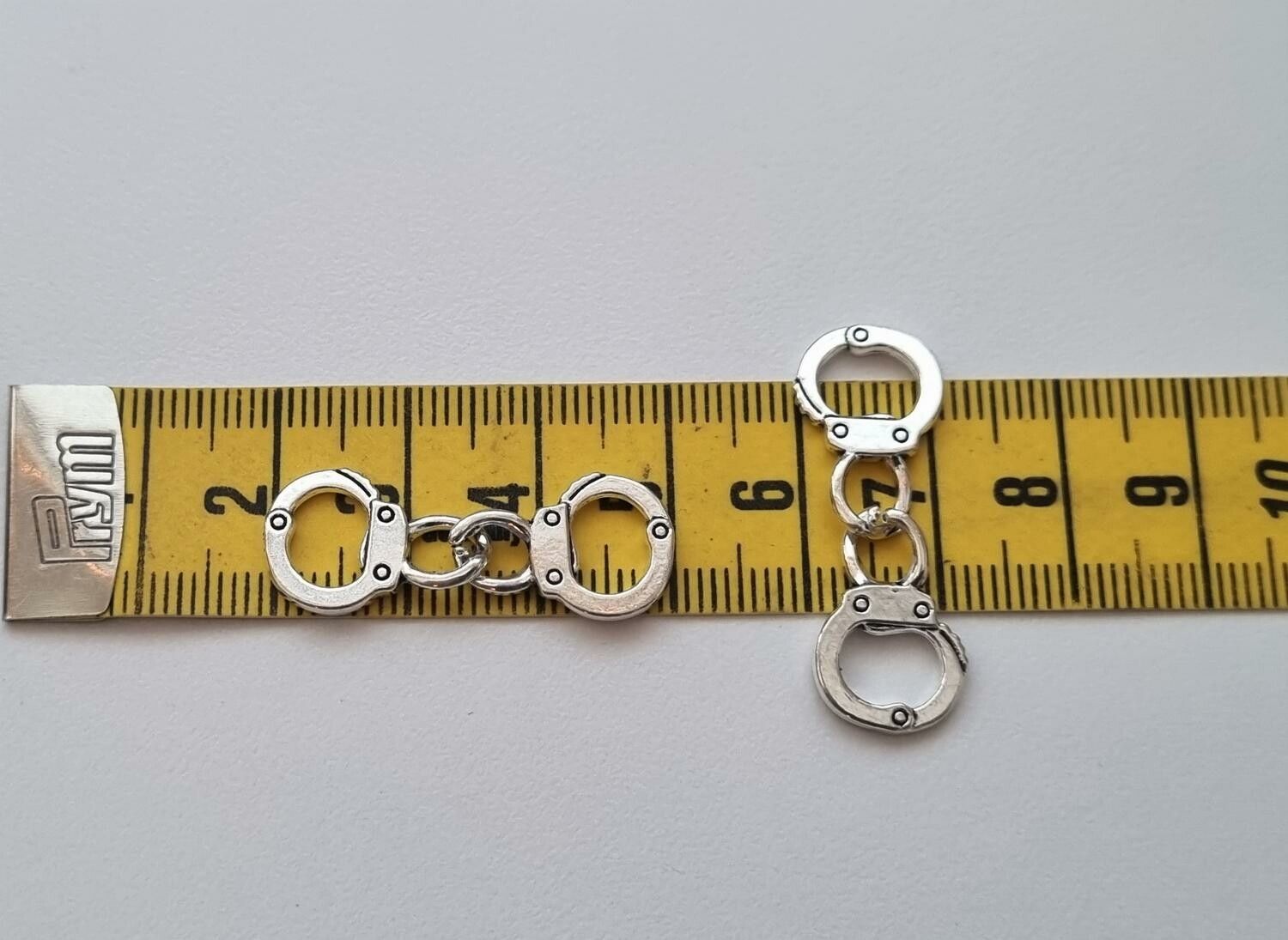 2 st berlocker, charms - Handbojor