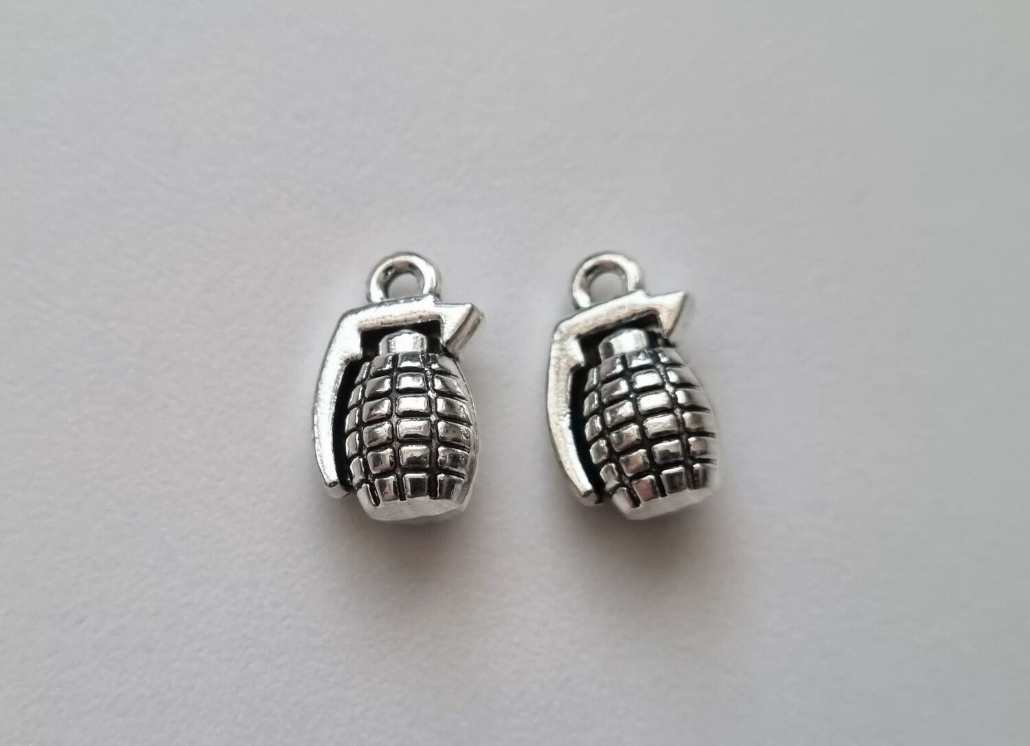 2 st berlocker, charms, miniatyrer - Handgranater