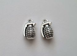 2 st berlocker, charms, miniatyrer - Handgranater