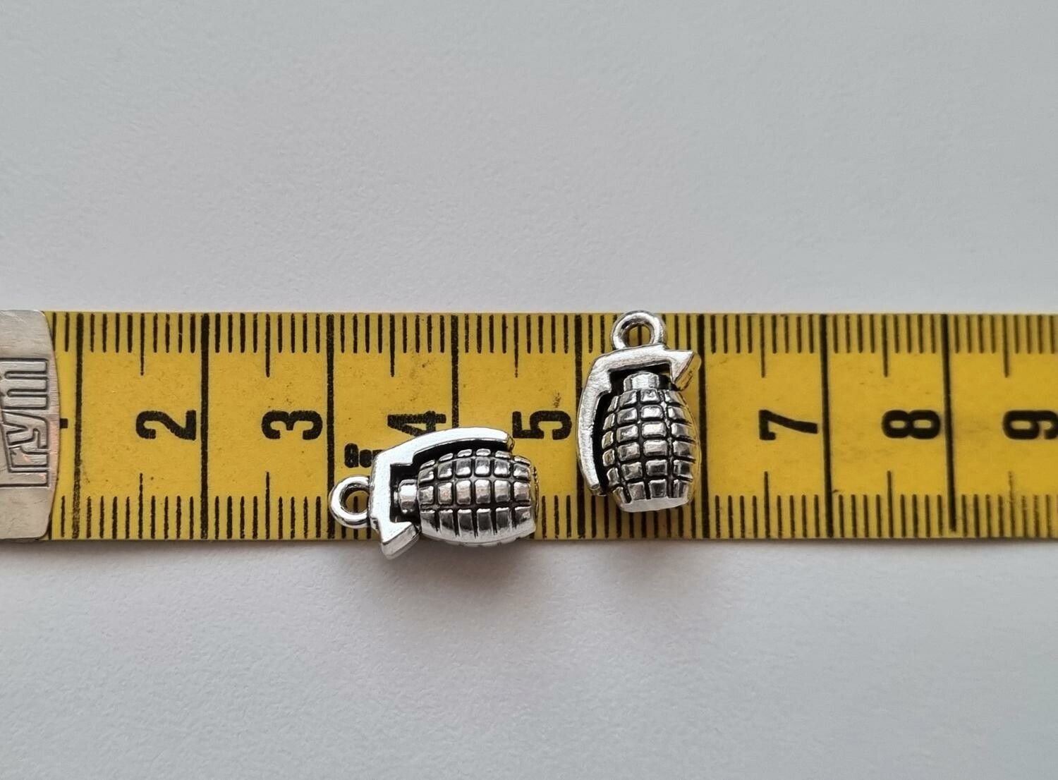 2 st berlocker, charms, miniatyrer - Handgranater