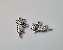 2 st silverfärgade katter. Berlocker Charms