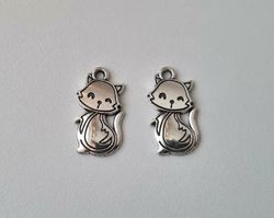 2 st silverfärgade katter. Berlocker Charms