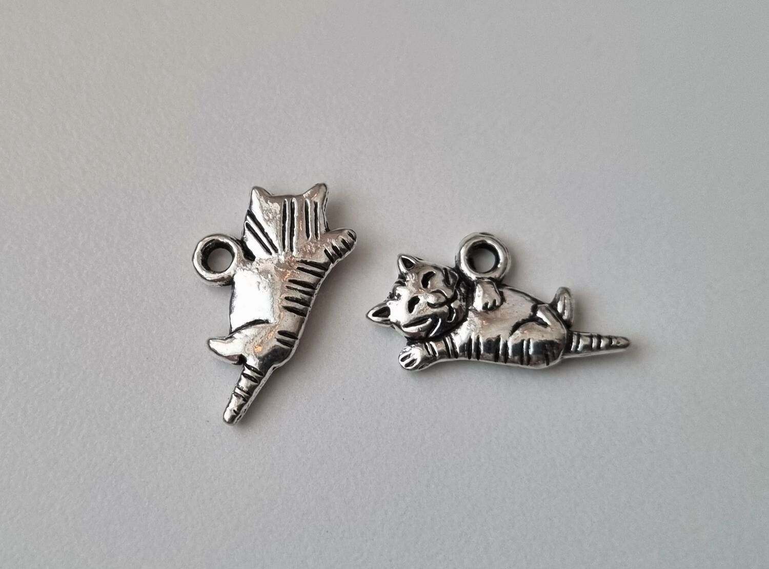 2 st silverfärgade katter. Berlocker Charms