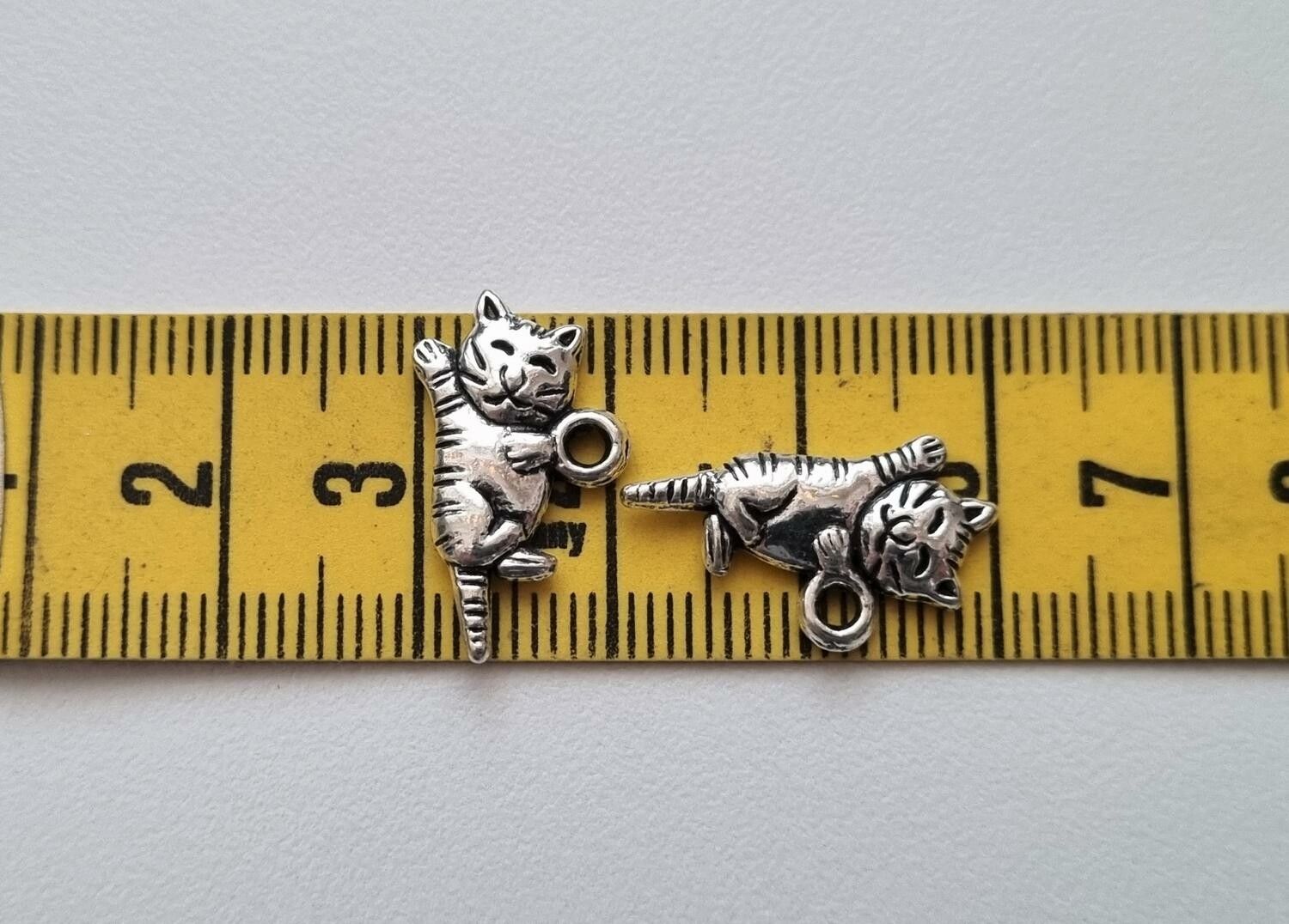 2 st silverfärgade katter. Berlocker Charms
