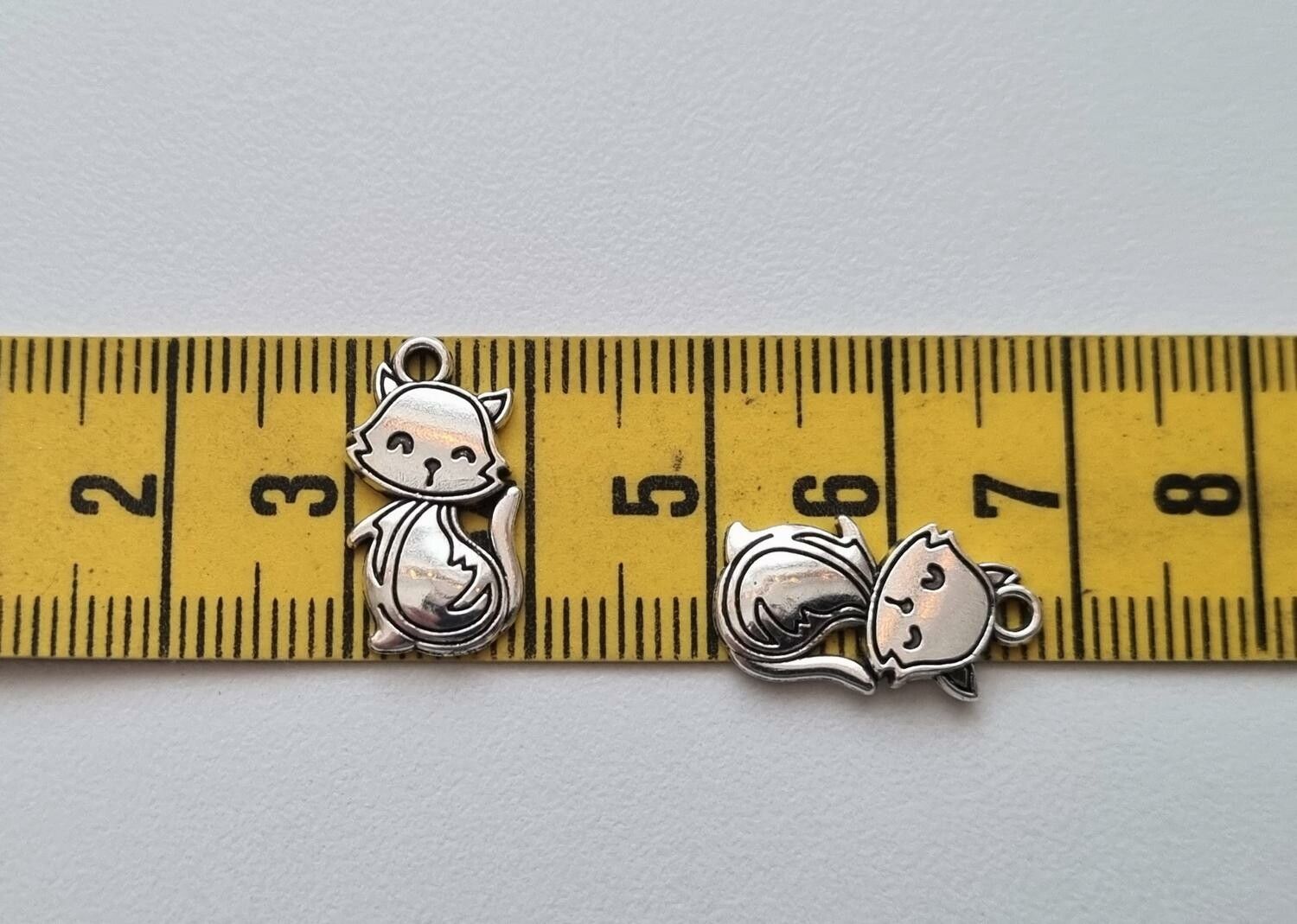 2 st silverfärgade katter. Berlocker Charms