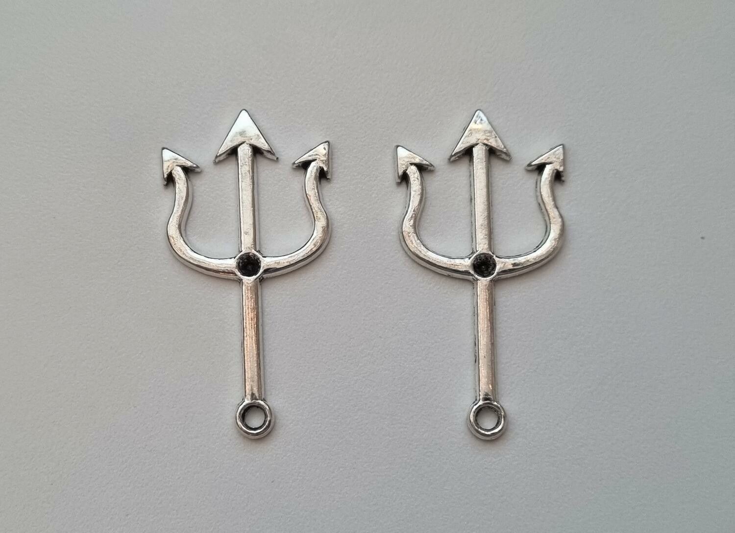 2 st silverfärgade treuddar. Berlocker / charms / miniatyrer