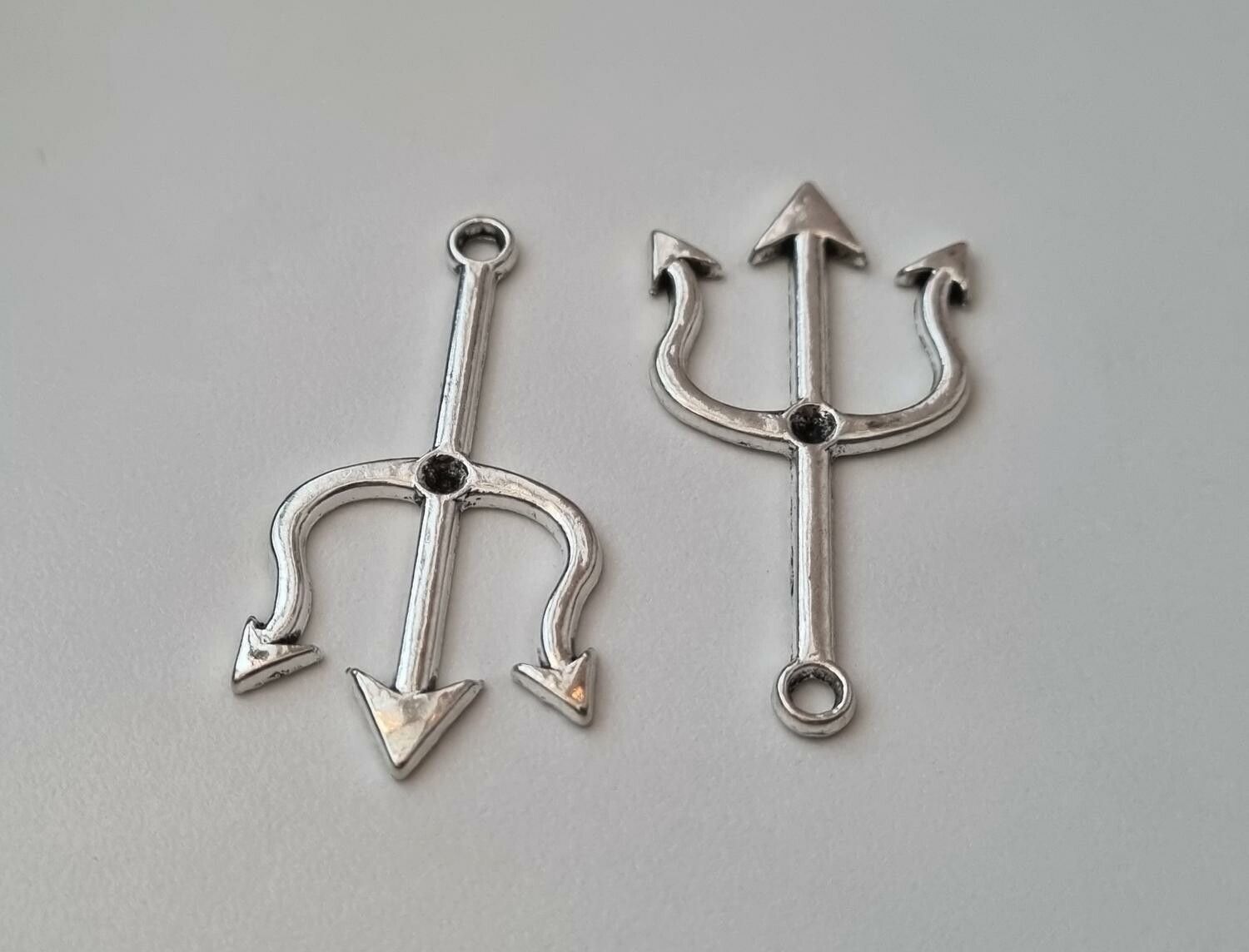 2 st silverfärgade treuddar. Berlocker / charms / miniatyrer
