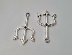 2 st silverfärgade treuddar. Berlocker / charms / miniatyrer