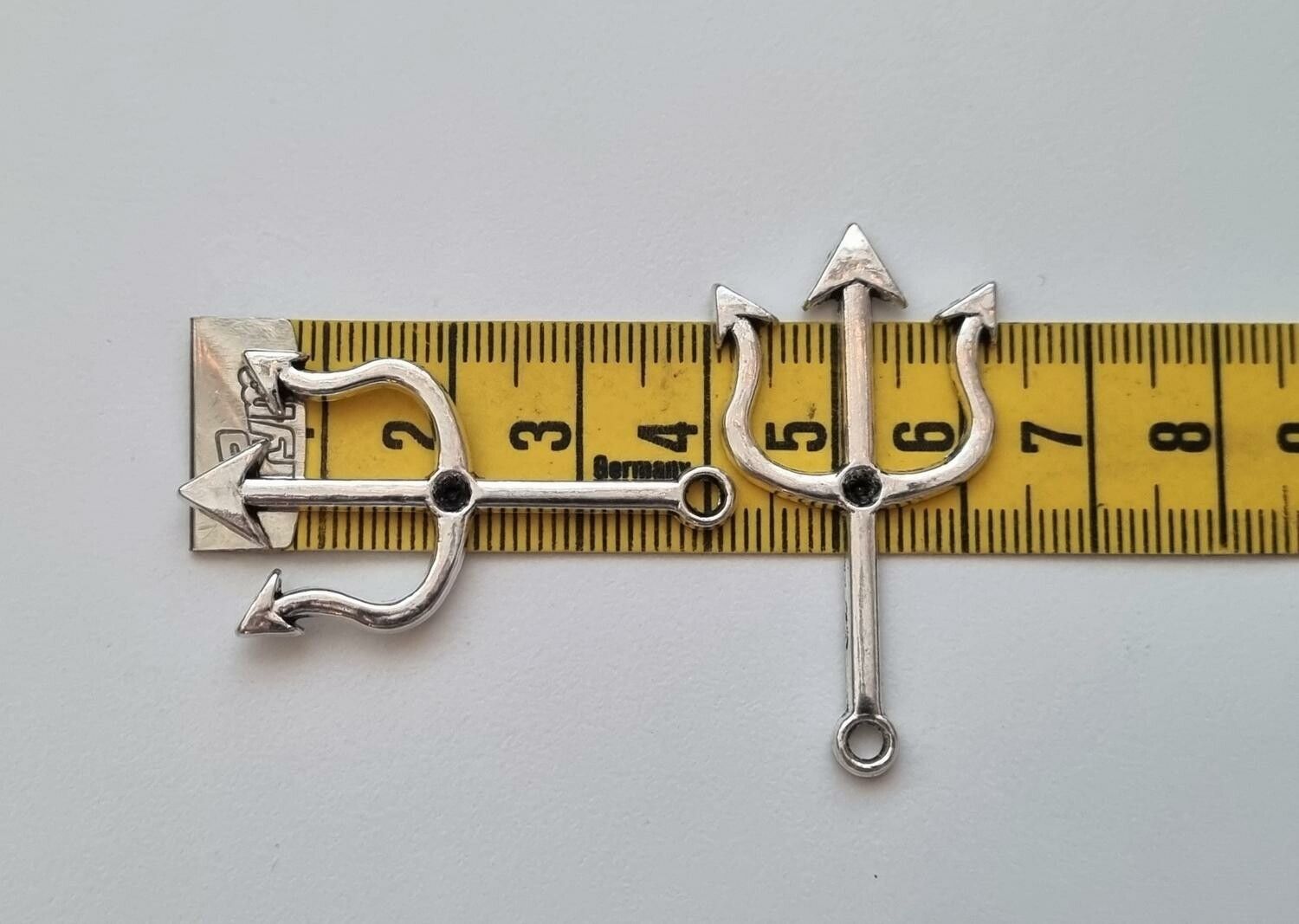 2 st silverfärgade treuddar. Berlocker / charms / miniatyrer