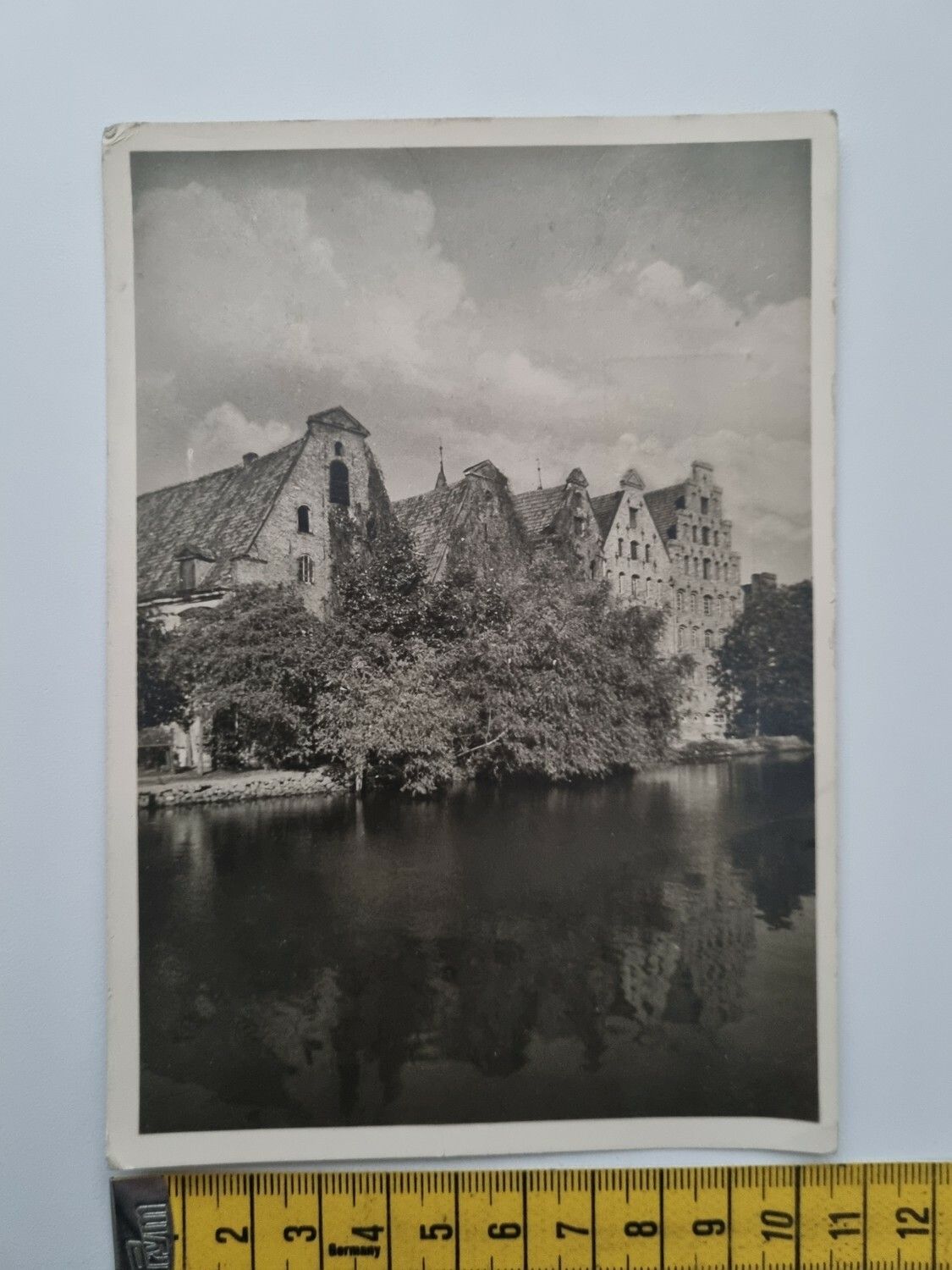 Äldre vykort, stämplat 1945. Adresserat Dresden